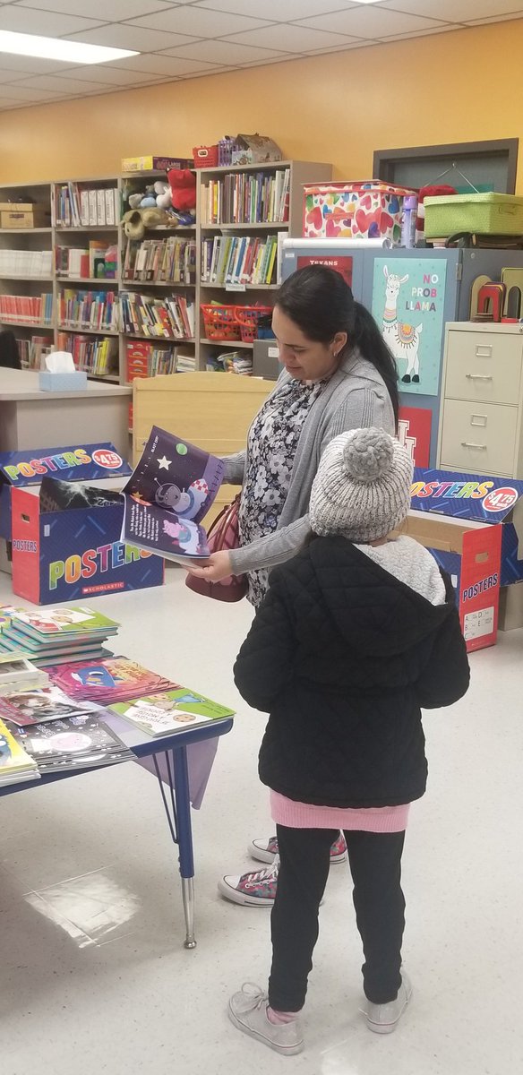 LesiaFobbs's tweet photo. Family Engagement Night @desantiago_AISD! #AllAboardParents!#ConnectingThe Love4Literacy @DrMariaIGalind1 @AldineISD @kiebony31 https://t.co/5SMSGywJcn