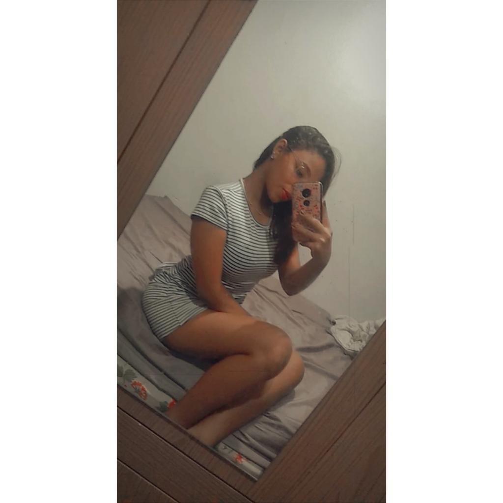 Rebbek19's tweet photo. Em busca de seguidores https://t.co/P37ZN4BfEh