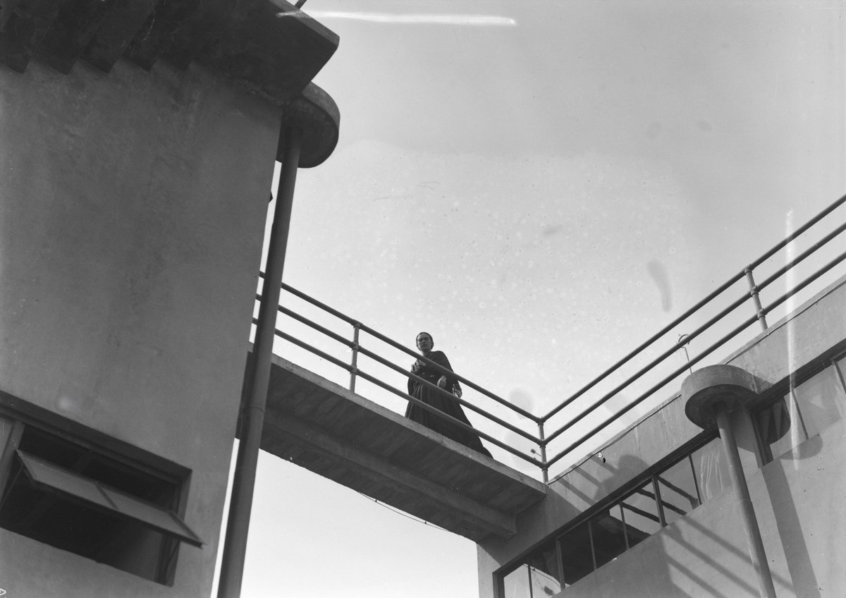 Aún puedes visitar «Frida por Munkácsi» en el <a href="/museoestudioDR/">Museo Casa Estudio Diego Rivera y Frida Kahlo</a> dentro de nuestra edición "Mujeres"

Evidencias de Frida Kahlo en las casas funcionalistas proyectadas por el arquitecto y pintor Juan O ́Gorman, a través de las fotografías de Martin Munkácsi.

📆 Hasta el 22 de marzo