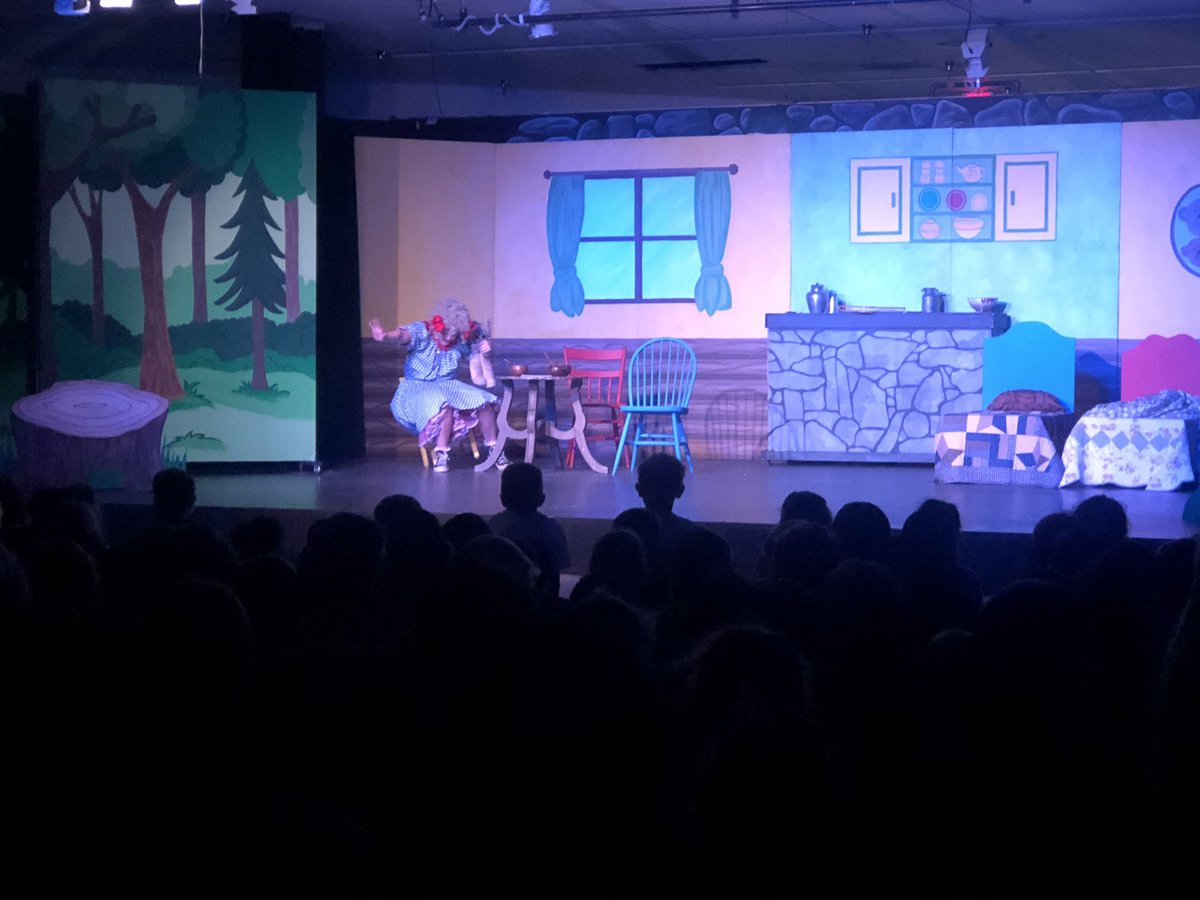 We saw Goldilocks and the Three Bears at the Children’s Theatre today! It’s was such a great show with lots of interaction! 🐻 🐻 🐻 👩🏼‍🦱