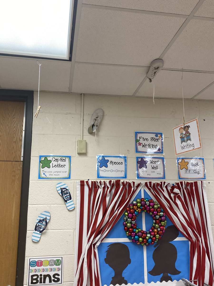 Seusserrific's tweet photo. More Wackiness in our room for Wacky Wednesday!  @obgSTARS @Seusserrific #gatespride #oneCCPS https://t.co/dvbQScNTOt