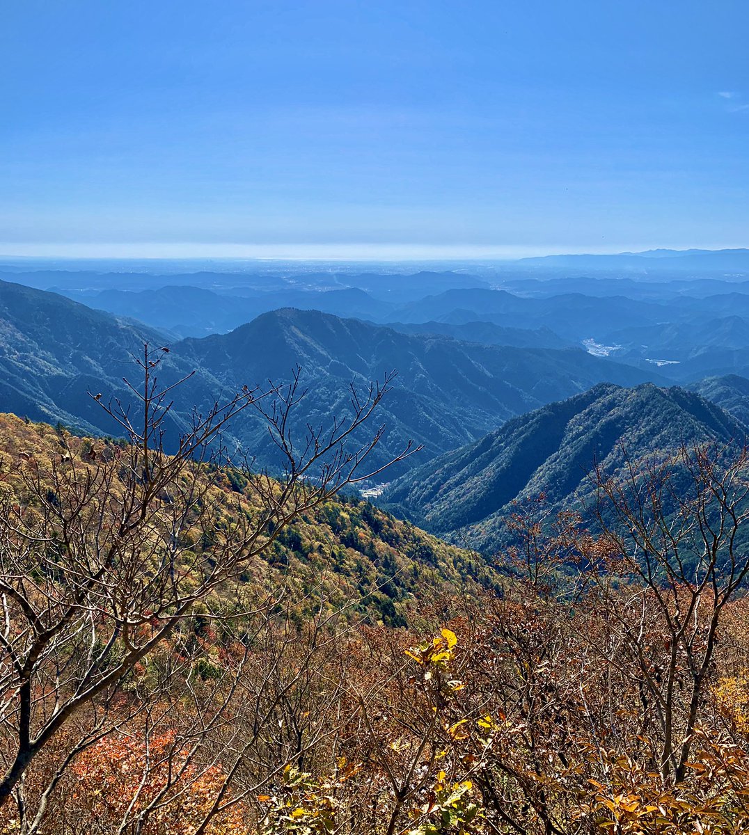horagueri's tweet photo. 岐阜県関市洞戸（ほらど）の高賀山（こうかさん）。
その尾根に建つ中部電力株式会社の送電塔とその近辺からの眺望です。
標高915m辺りです。
スカイ is 真っ青！

#岐阜県 #関市 #洞戸 #高賀山 #中部電力 #送電塔 #空の青 #gifuphoto https://t.co/5BzOiBSw5Z