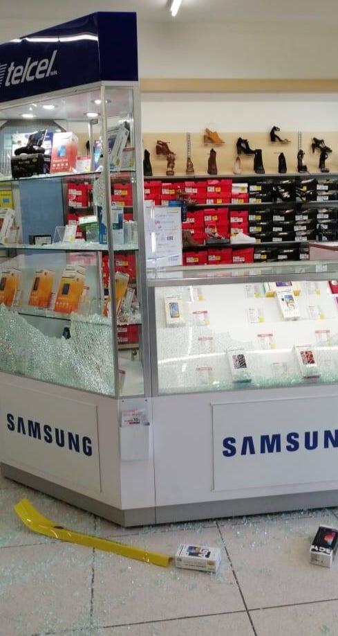 codigorojopue's tweet photo. #Clientazos 👮🏻 || Cinco sujetos robaron telefonía móvil de la tienda Coppel, del municipio de Amozoc. Los delincuentes rompieron las vitrinas y se apoderaron de 30 celulares de diferentes compañías. Vía @Antonio_Tribuna.
#CódigoRojo 🚨 https://t.co/XVqLSh1Gx6