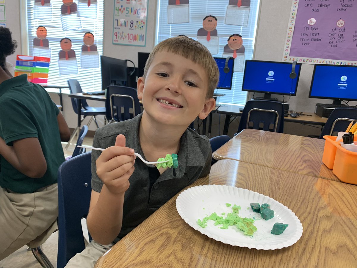 MsMayorsClass's tweet photo. We do like green eggs and ham, we do we like them Sam I Am 💚💚 @VineyardsVipers @collierschools #DrSeussWeek https://t.co/Luk7QOreYp