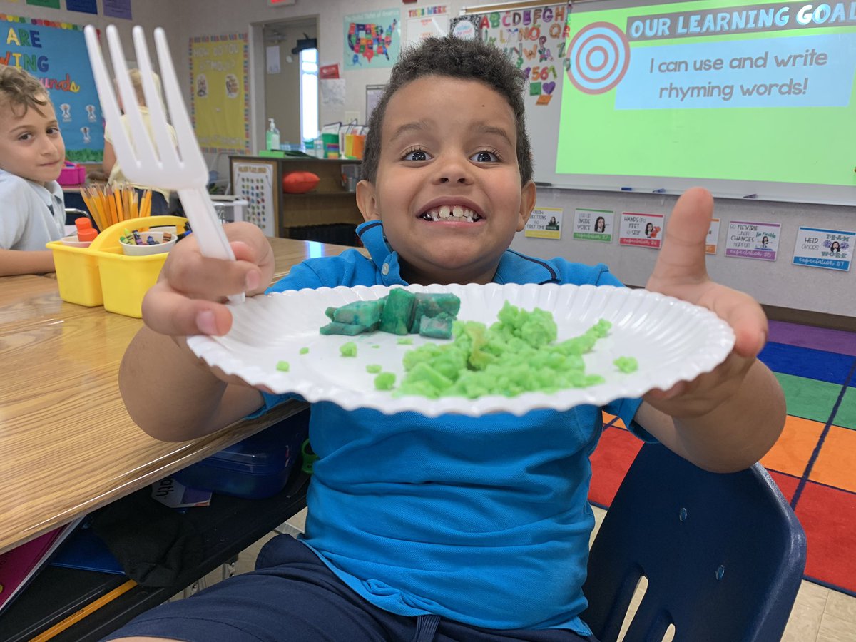 MsMayorsClass's tweet photo. We do like green eggs and ham, we do we like them Sam I Am 💚💚 @VineyardsVipers @collierschools #DrSeussWeek https://t.co/Luk7QOreYp