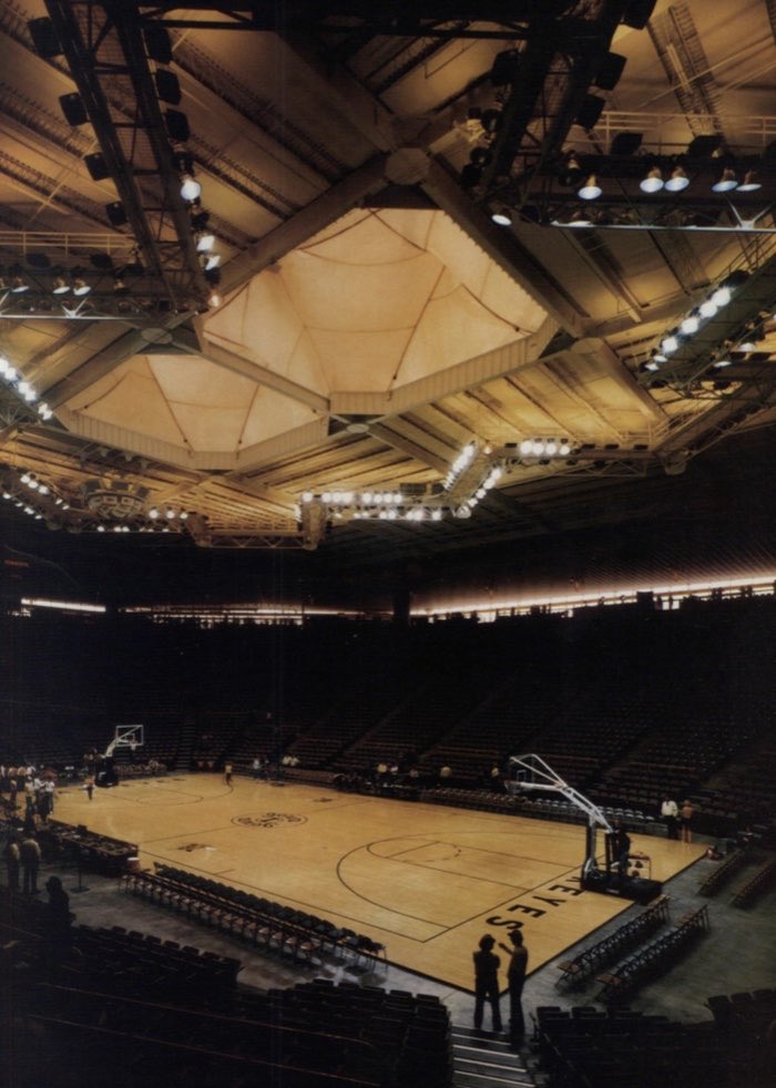 JoshLipnik's tweet photo. Caudill Rowlett Scott, Carver-Hawkeye Arena (1980-83) Iowa City, Iowa

Photos: Balthazar Korab
Via AIA Journal (May 1984) https://t.co/q1kA4d9b9Y