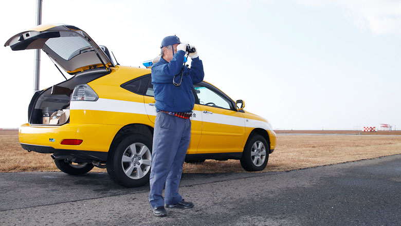 中部国際空港セントレア セントレアお仕事図鑑 バードパトロール 航空機の天敵 鳥が航空機にぶつかる バード ストライク と事故につながる恐れがあります これを防ぐため バードパトロール隊により空港に飛来する鳥たちを監視し 煙火や銃等