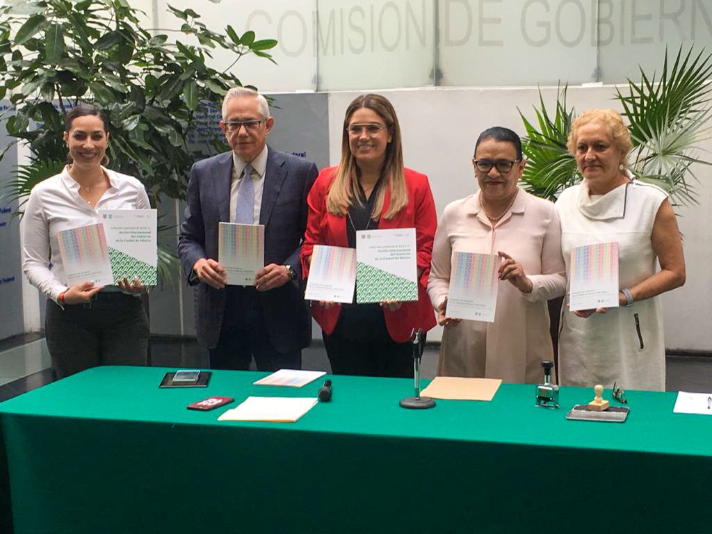 InternacCDMX's tweet photo. En representación de la #JefaDeGobierno, @Claudiashein, y por mandato constitucional, las titulares de @SeGobCDMX y de @InternacCDMX hicieron hoy entrega al @Congreso_CdMex del Informe Semestral de Acción Internacional del @GobCDMX. Consúltalo en: https://t.co/jp8rulrtVX https://t.co/4YARPtlKph