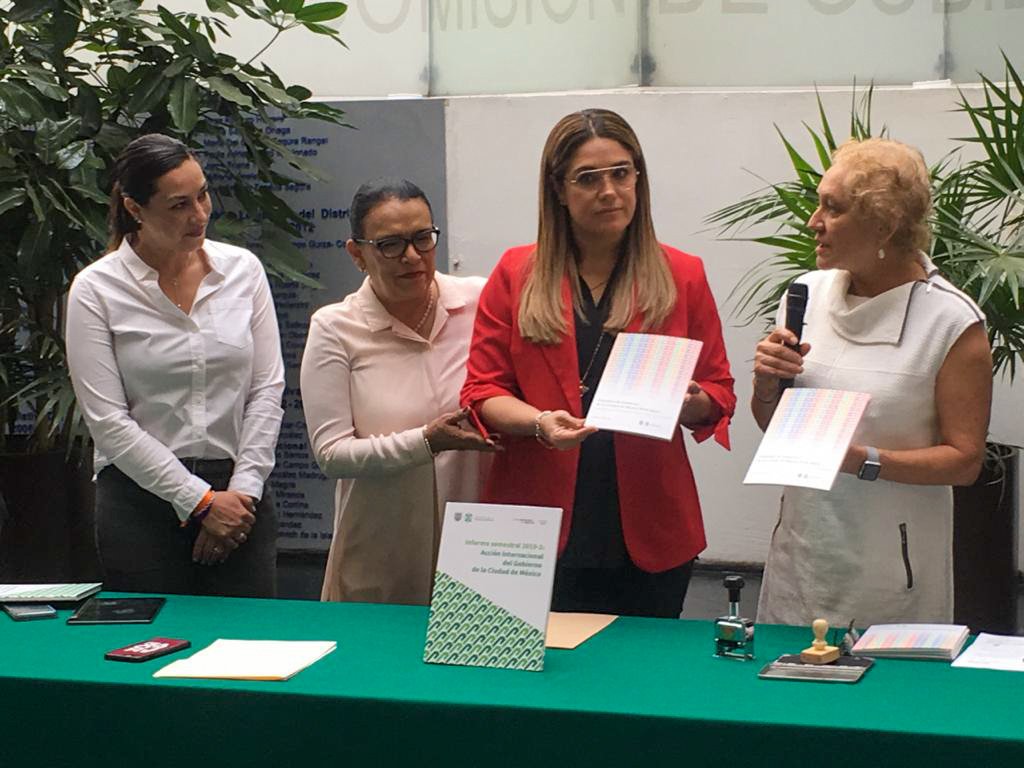 InternacCDMX's tweet photo. En representación de la #JefaDeGobierno, @Claudiashein, y por mandato constitucional, las titulares de @SeGobCDMX y de @InternacCDMX hicieron hoy entrega al @Congreso_CdMex del Informe Semestral de Acción Internacional del @GobCDMX. Consúltalo en: https://t.co/jp8rulrtVX https://t.co/4YARPtlKph