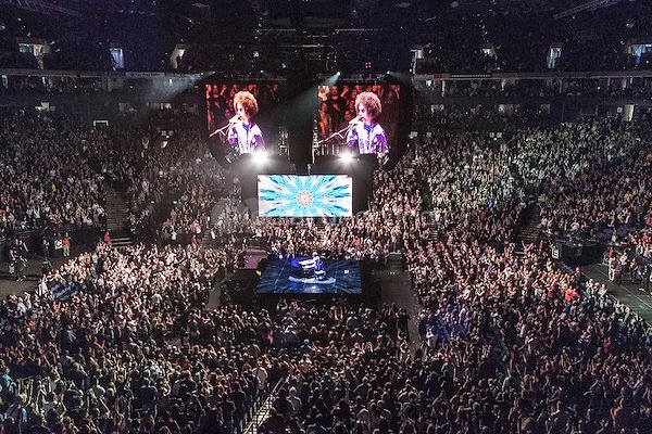 PopGoMomma's tweet image. Thank you Prince for playing Breakdown &amp;amp; Under the Cherry Moon. I’m glad you received all this love! 🙏💜 #OracleArena #4yearsago #Oakland