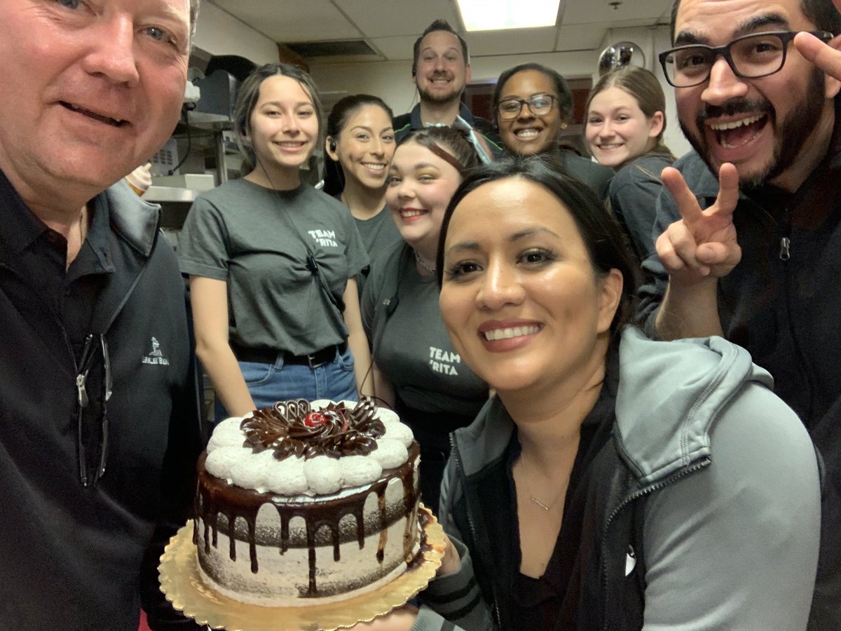 EdPowers_SD's tweet photo. Congratulations to Erica for graduating  MID training today. CSL program delivering another great leader. Awesome job Erica! Chili’s future is bright with leaders like you! https://t.co/cID7BPue6t