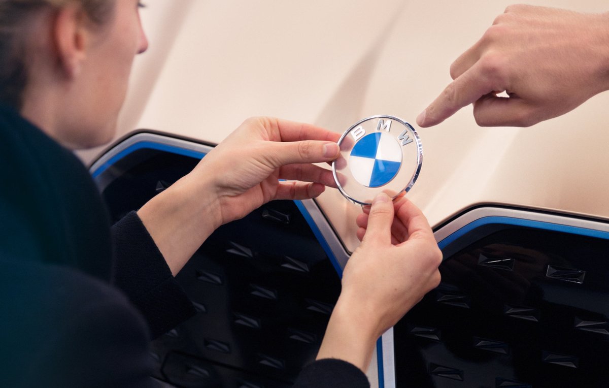 AutomovilMex's tweet photo. #BMW develó junato al #Concepti4 un nuevo logotipo. El principio gráfico del emblema se mantiene, pero pierde su 'tridimiensionalidad' y adopta colores y formas planas, mientras que el anillo negro que lo rodeaba se vuelve transparente.
#IndustriaAP #NovedadesAP @BMWMex https://t.co/sqUc8Mwr3L