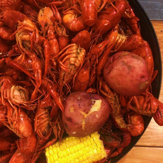 eatlovebr's tweet photo. @williesbr came in hot with their boiled crawfish! I vote we start the weekend! Who’s with me?! Get your fix starting every Wednesday through the weekend. #eatlovebr #williesbr #crawfish #thatlacommunity https://t.co/V2MjQ25SZe https://t.co/Pqh1psRhG5