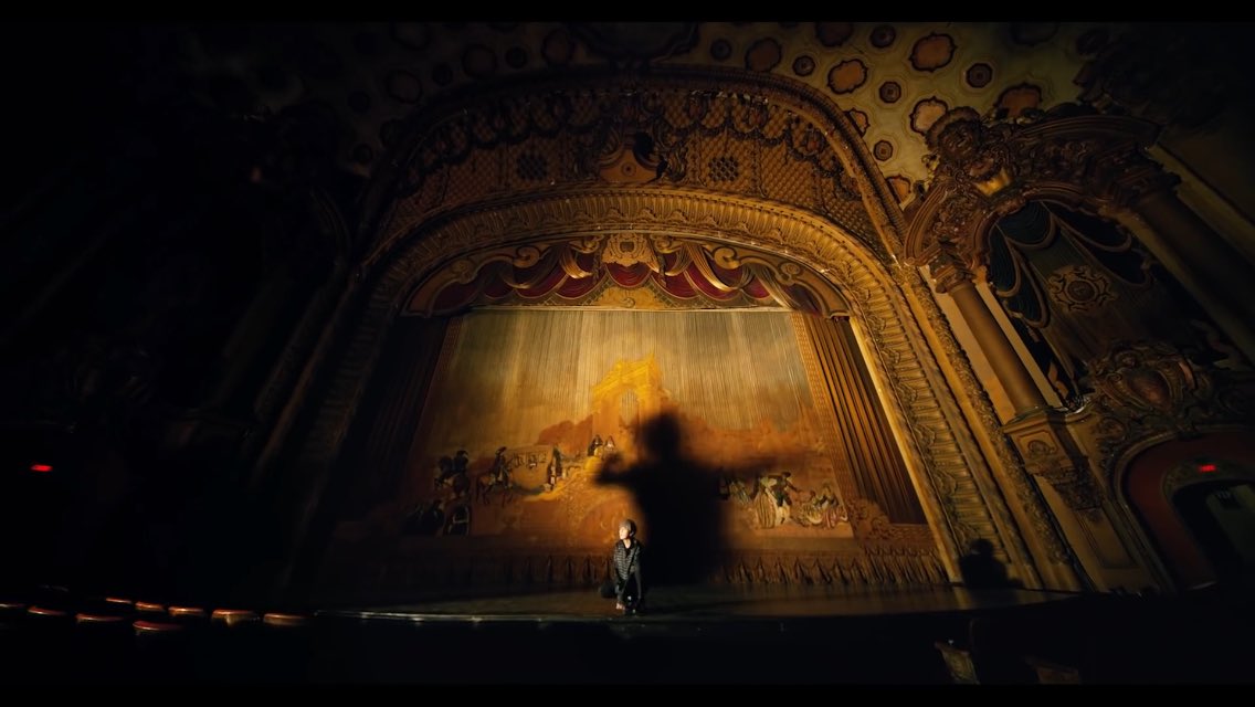 BTS на сцене Black Swan. БТС Блэк Свон сцена. Сцена Театральная Black Swan BTS. Сцена театра