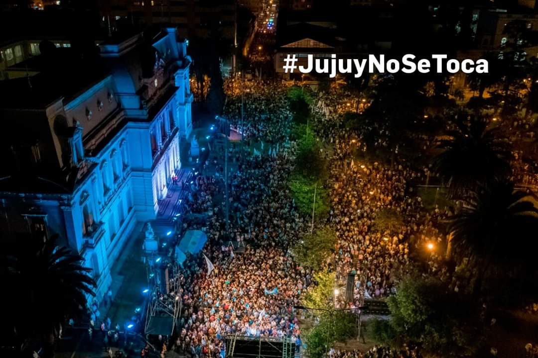 Cesarcattaneo's tweet image. Al mismo tiempo que se da tremenda movilización ciudadana en Jujuy, rechazo el intento Kirchnerista de  avasallamiento de las instrucciones democráticas, la justicia libera a @JulioDeVido en un acto de impunidad escandalosa. 
#DeVido suelto #justicia atada!!!