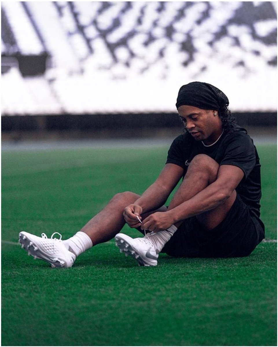 SoleFranco1979's tweet photo. [URGENTE] Ronaldinho Gaúcho detenido en Paraguay. Ampliaremos. https://t.co/39ePbbYlMA
