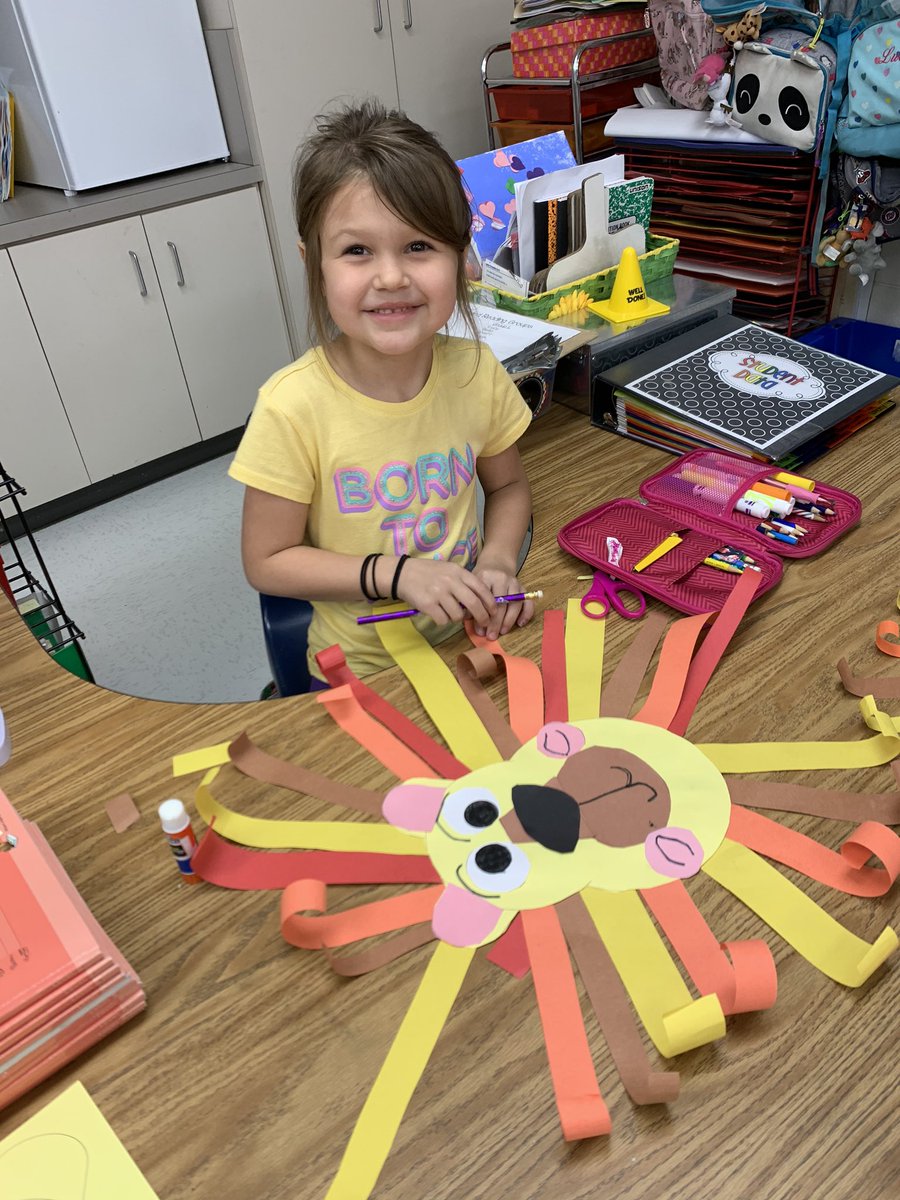 SusanFennell14's tweet photo. Rainy days are best spent using our collaboration mats and doing a craft! #rhpsisthebest #weworkbesttogether https://t.co/8u3HfHs9VF