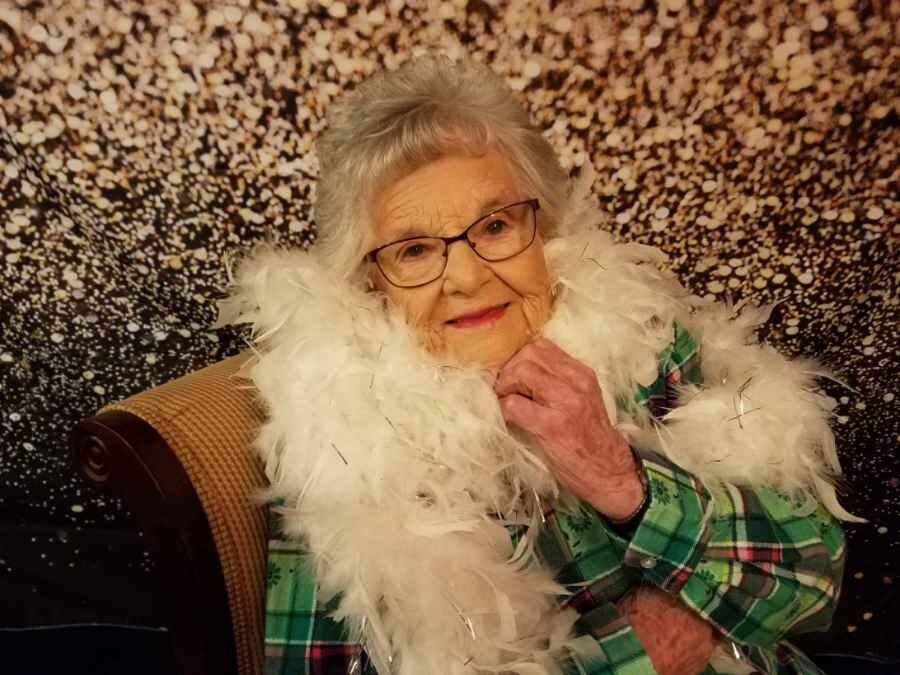 OaksBethesda's tweet photo. Our lovely ladies had a blast today! Hair, makeup, and a glamour photo shoot! Safe to say they all felt beautiful! @TrilogyLiving #trilogyliving https://t.co/P5mHhQ5v00
