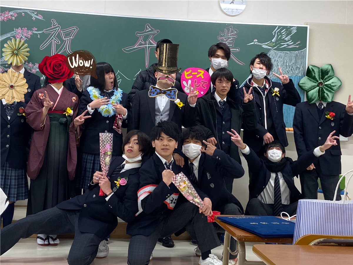44Syama44's tweet photo. ついに卒業しました！
本当に良い青春。
親には悪いけど留年して良かった
みんなと出会えたし。
こんな経験をさせてもらった親とバーバには感謝。
まだ夢を追いかける親不孝者だけど
絶対に親孝行する！
みんな俺の宝物
みんな愛してるよ。 https://t.co/P0evNvQSdM