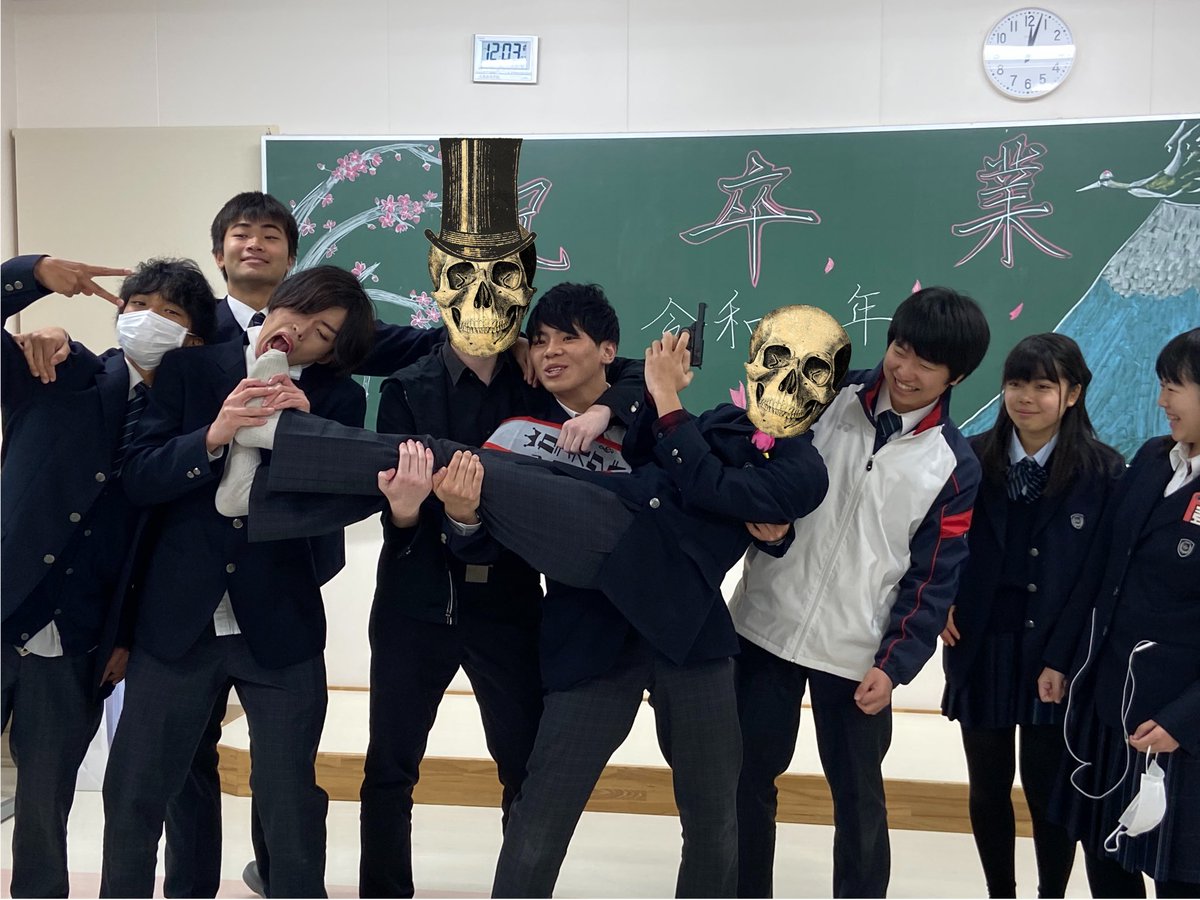 44Syama44's tweet photo. ついに卒業しました！
本当に良い青春。
親には悪いけど留年して良かった
みんなと出会えたし。
こんな経験をさせてもらった親とバーバには感謝。
まだ夢を追いかける親不孝者だけど
絶対に親孝行する！
みんな俺の宝物
みんな愛してるよ。 https://t.co/P0evNvQSdM
