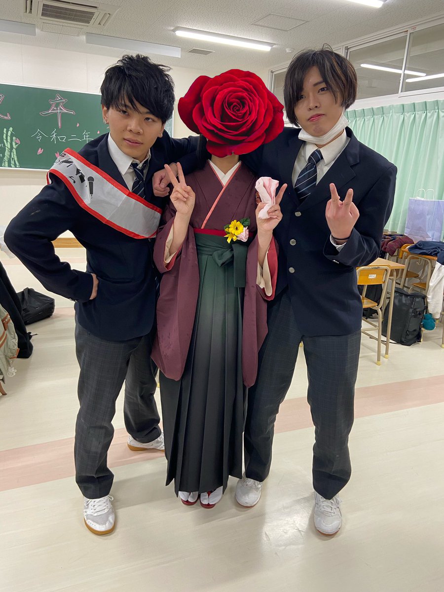 44Syama44's tweet photo. ついに卒業しました！
本当に良い青春。
親には悪いけど留年して良かった
みんなと出会えたし。
こんな経験をさせてもらった親とバーバには感謝。
まだ夢を追いかける親不孝者だけど
絶対に親孝行する！
みんな俺の宝物
みんな愛してるよ。 https://t.co/P0evNvQSdM