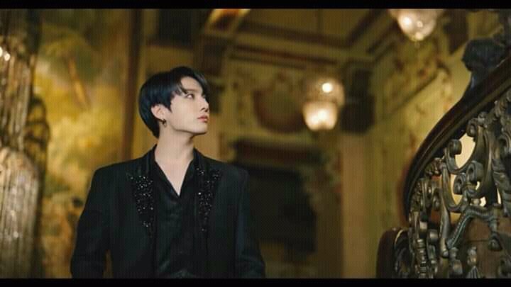 EmiJk03's tweet photo. Tỉnh dậy khá hoang mang:)))
#BlackSwan https://t.co/nuuccCGMxS