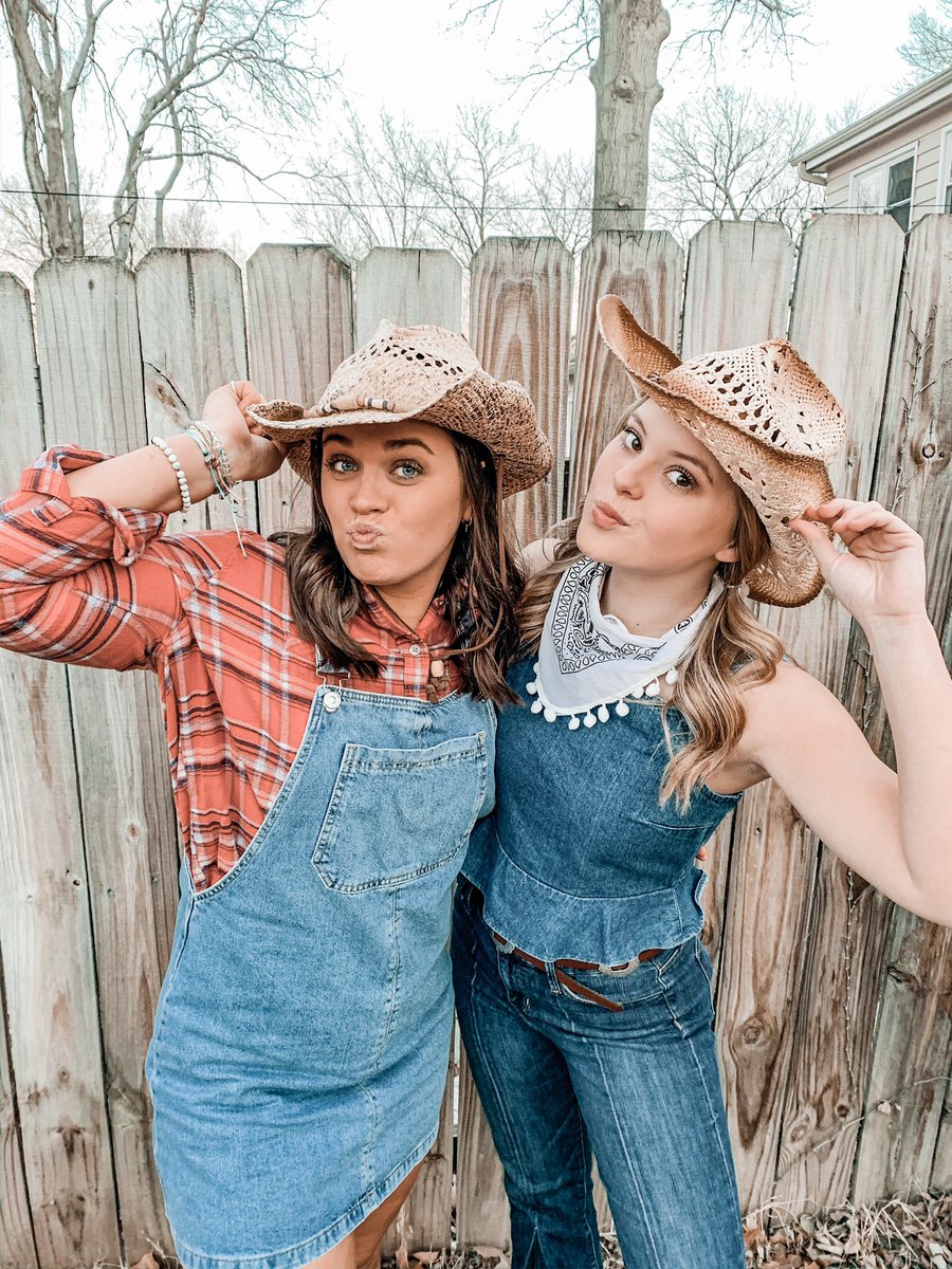 Yeehaw happy #wingitwednesday <a href="/piphiatksu/">Pi Beta Phi</a>