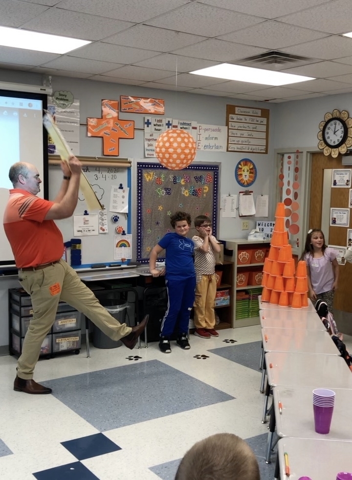 carterville_5's tweet photo. Thank you Mr. Bjornberg for sharing your career in engineering and architecture with Mrs. Mills’ class today. #STEAM https://t.co/ue341wIL9g
