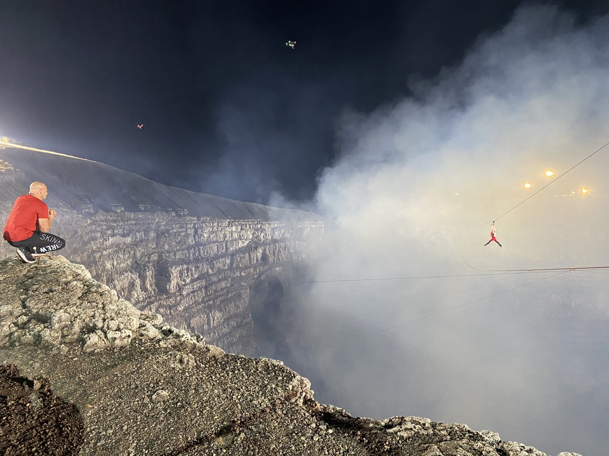 BachelorABC's tweet photo. Love knows no bounds #vog #VolcanoLivewithNikWallenda https://t.co/GFjWdyaZDo
