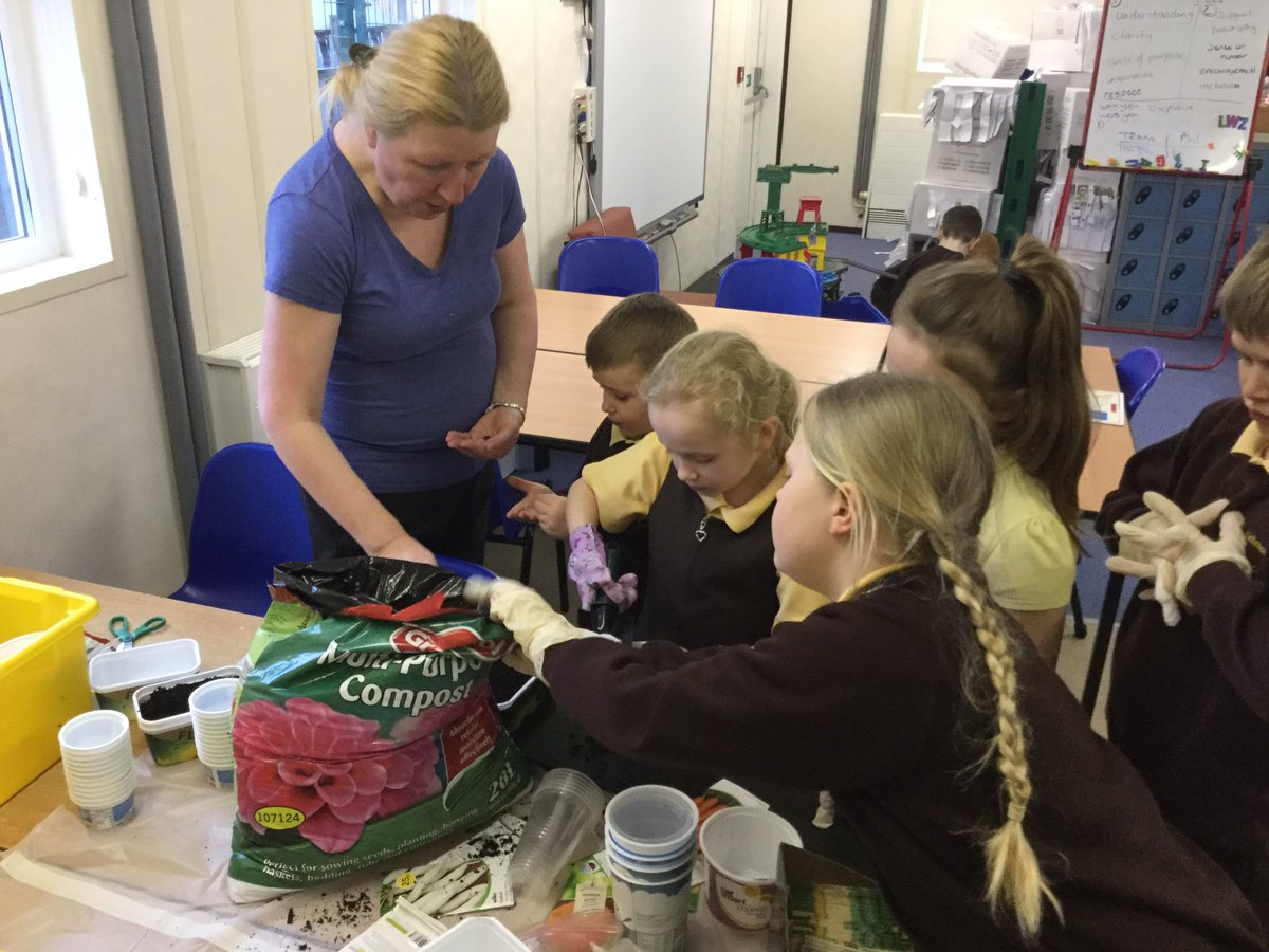 TheRichmondPri's tweet photo. #AfterSchoolHomeworkClub have been planting their first seeds!
Thank you to Mrs Amanda Leverseige and Mrs Trudi Dabbs, who put so much time and effort into #TheSchoolGarden https://t.co/n5qKhAEzzg