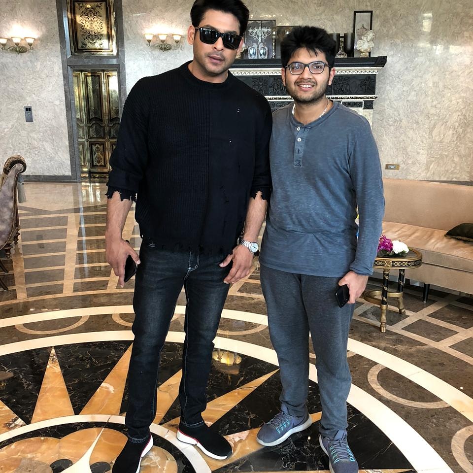 kashishjain1207's tweet photo. Just met our badshah @sidharth_shukla 
So humbled and grateful
Told him the humongous support he received from our fandom
I mentioned him about @RealVinduSingh @iamkamyapunjabi @HerdHUSH 
I also told him about the mall task support https://t.co/QtbMf8tTUZ