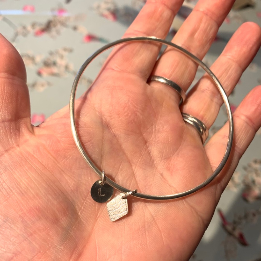 We have 1 place left on the Silver smithing Charm Bracelet workshop, where you get to make your own bracelet just like this. 

🎟themakerscabin.co.uk
📅16th March
⏰9.30-12.30pm