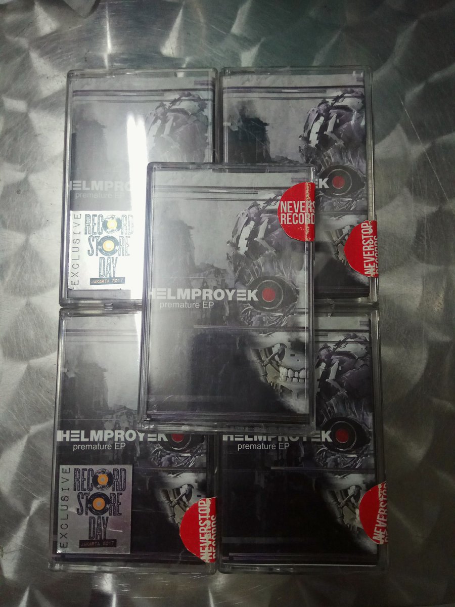 WRSTORE_'s tweet photo. Barang baru di toko: kaset "Premature" EP (2017) dari HELMPROYEK (@HELPROmusic). Oldschool industrial-rock from Bandung ๐ #WRStore #HelmProyek #PrematureEP #HelmProyekBand #NeverstopRecords https://t.co/SNFxLZwfmk