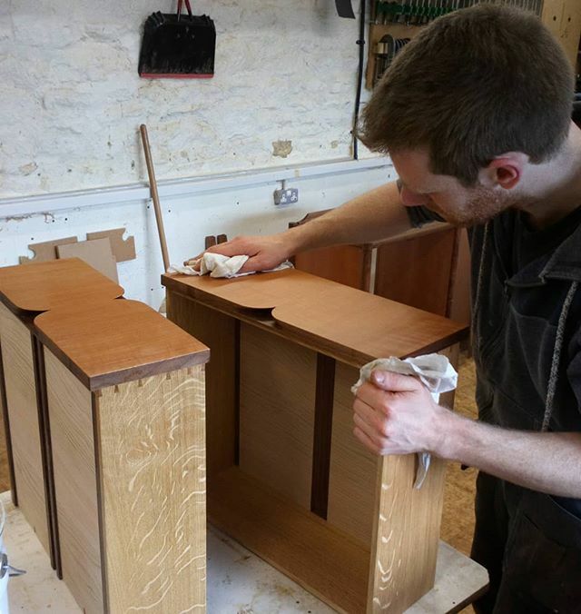 #RT WaywoodBespoke: Drawers having their final coat of oil ready for a photography session then delivery on Friday.
We have used a central guide runner in the muntin on these drawers.
#bespoke #craft #furniture #furnituremaking #furnituremakers #interior…