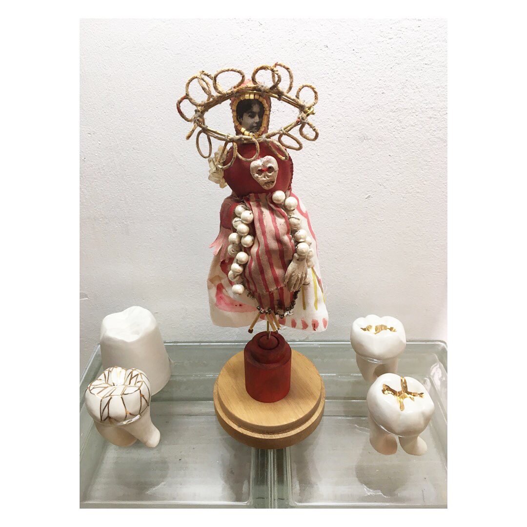 gallery_yolcha's tweet photo. 禍々しいのにクール、プリミティヴなのにハイセンス。危ういバランスの二人展。謎カッコいいものに溢れてる。chelseaさんの猫ブローチが、shiiboさんの歯形の小皿とフォルムが似ていてかわいい。円柱型の歯🦷は上下逆さまにするとカップやお猪口に!
#目には目を歯には歯を展
#chelseachiyoco
#shiibo https://t.co/qrDoGa9yF1