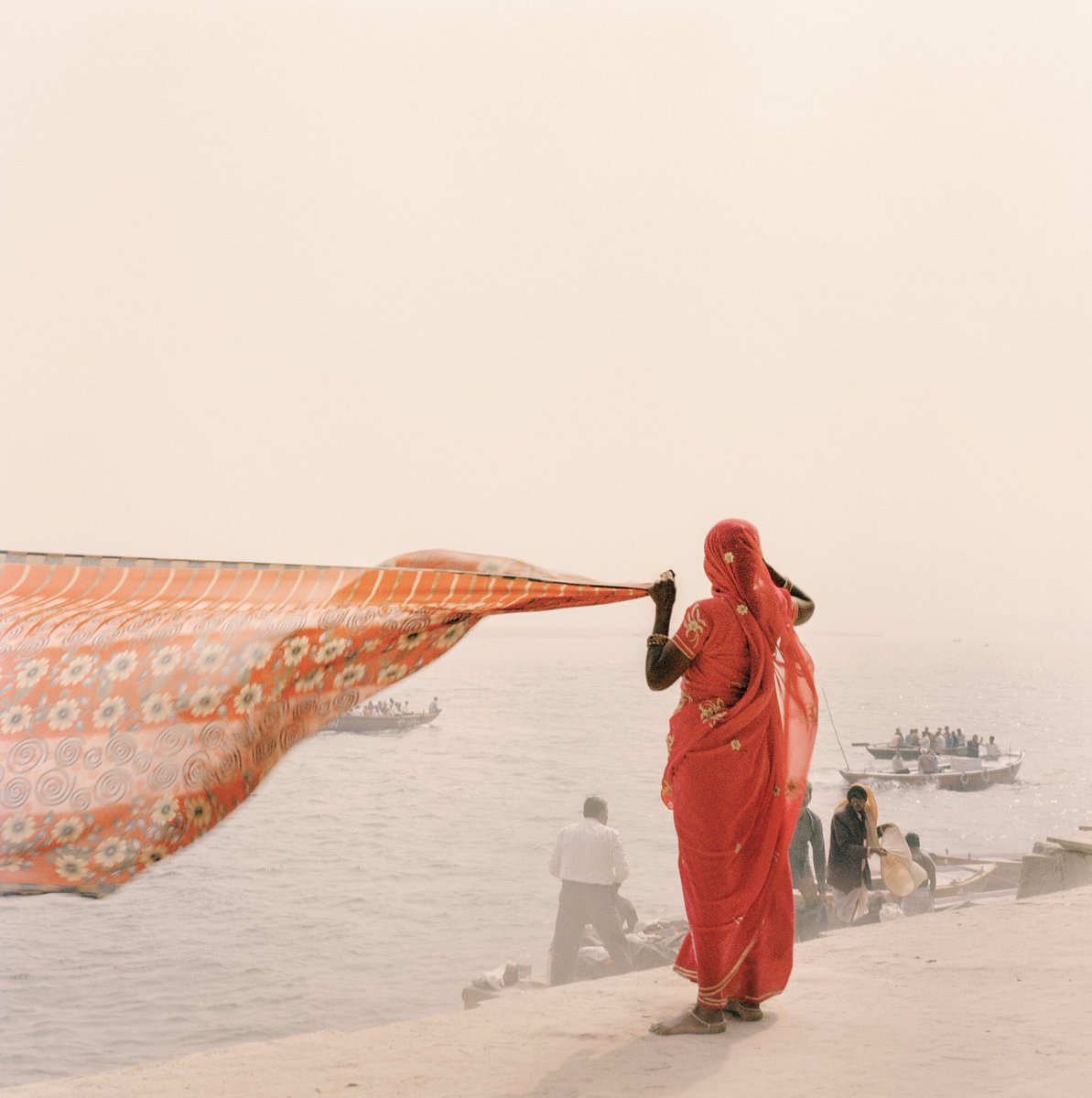 Pillole di #resilienzaculturale #3
<a href="/giuliodisturco/">Giulio Di Sturco</a> Varanasi, 2008
Le opere di Di Sturco contrastano di netto con le immagini folcloristiche dell’#India. I paesaggi sono desolati, spopolati, in cui di rado compaiono manufatti umani.
#milanononsiferma #FondazioneStelline #GangaMa
