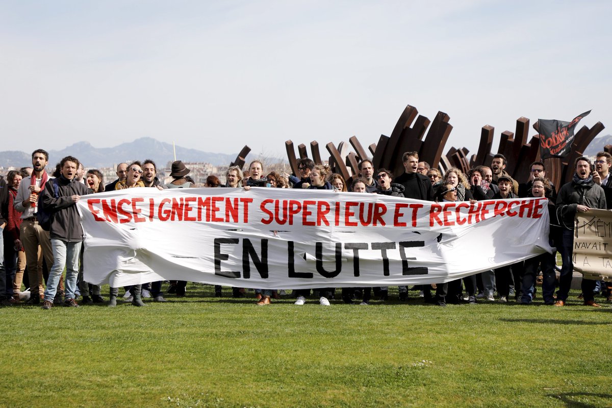FC_actu's tweet photo. Des syndicats et associations appellent aujourd'hui à un "arrêt" de la recherche et de l'enseignement supérieur pour dénoncer la future Loi de Programmation de la Recherche. Témoignages de 2 chercheuses qui dénoncent 15 ans de coups portés à leur secteur.
https://t.co/354H2EB5f8 https://t.co/8H1lTKsrgb