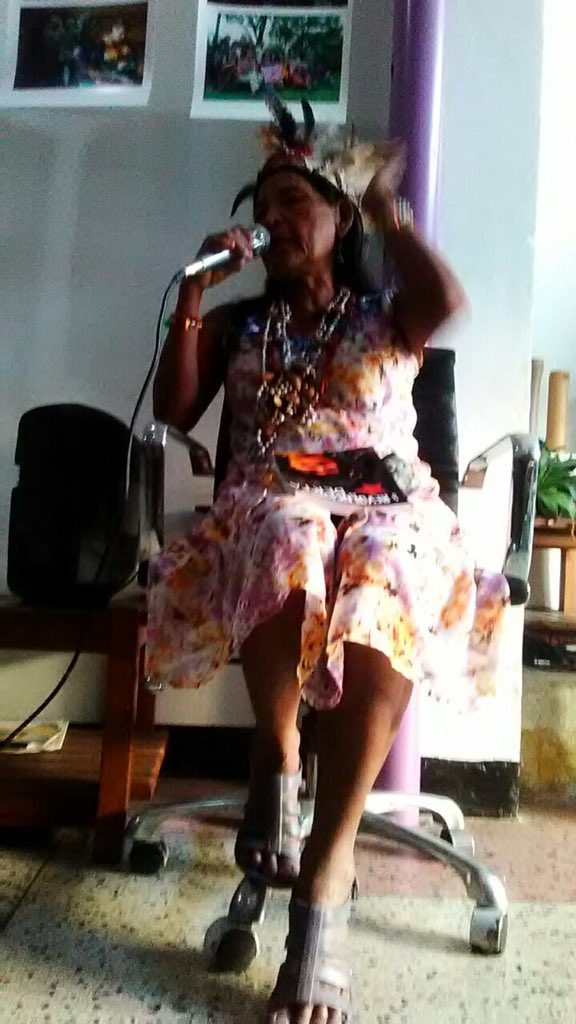 SabinoVive's tweet photo. Lucía conversa con los movimientos sociales feministas sobre el impacto a la familia, a su comunidad y a su pueblo yukpa por el asesinato de Sabino. Exigió justicia ante el retraso del Juicio a los asesinos financistas o autores intelectuales. Siguen los asesinatos. 
#SabinoVive https://t.co/TBrDaj14i2