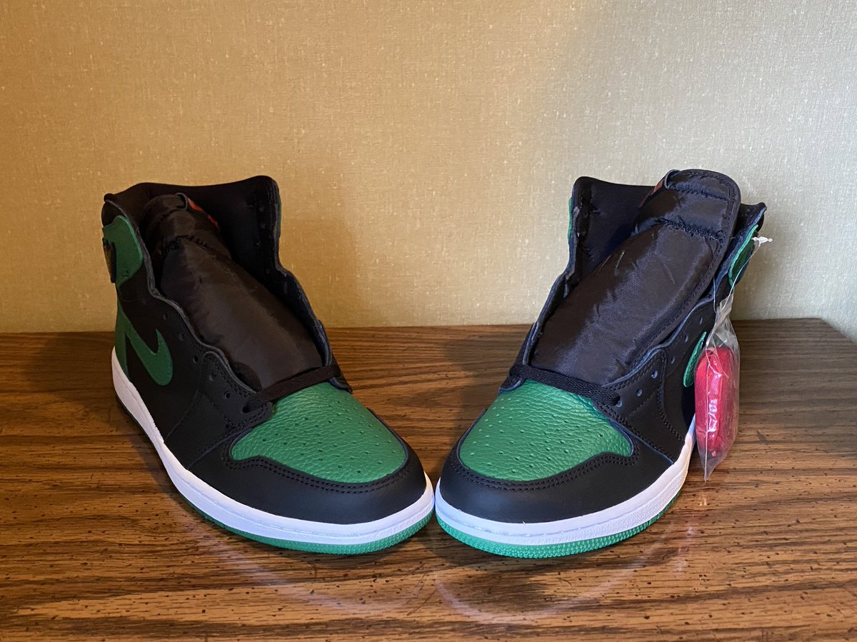 ShopNoice's tweet photo. Air Jordan 1 Pine Green Black DEADSTOCK
Size 10
✅IN STOCK✅
DM for pricing https://t.co/4pOl1uIbkV