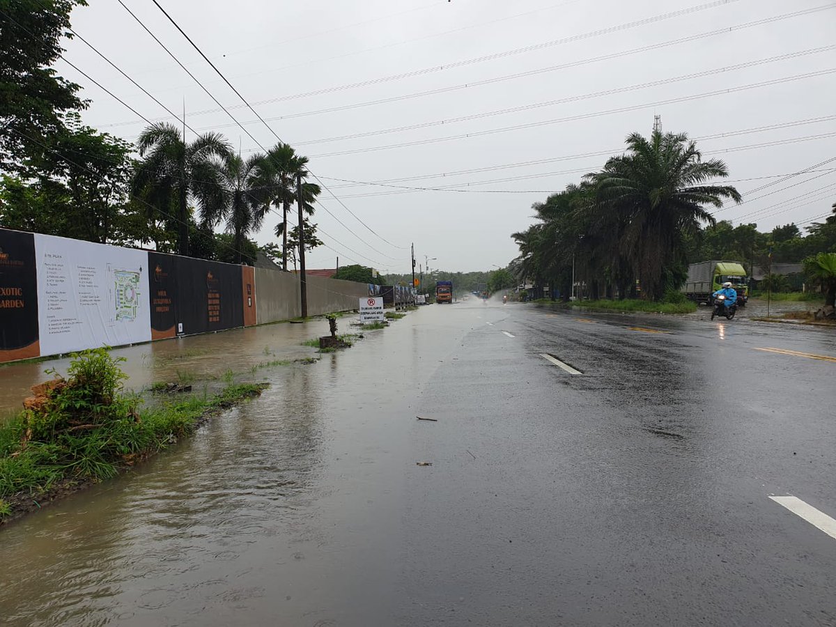 Hati-hati untuk warga yang mau melintasi jalan dari Purworejo menuju arah Jogja atau sebaliknya, saat ini air sungai bogowonto mulai meluap dan merendam sebagian badan jalan dari Bagelen s/d Bts. DIY.
@infobbpjn7
<a href="/LaporGub_/">LaporGub!</a> 
@dpubmckjateng 
<a href="/ganjarpranowo/">Ganjar Pranowo</a> 
@Info_BinaMarga