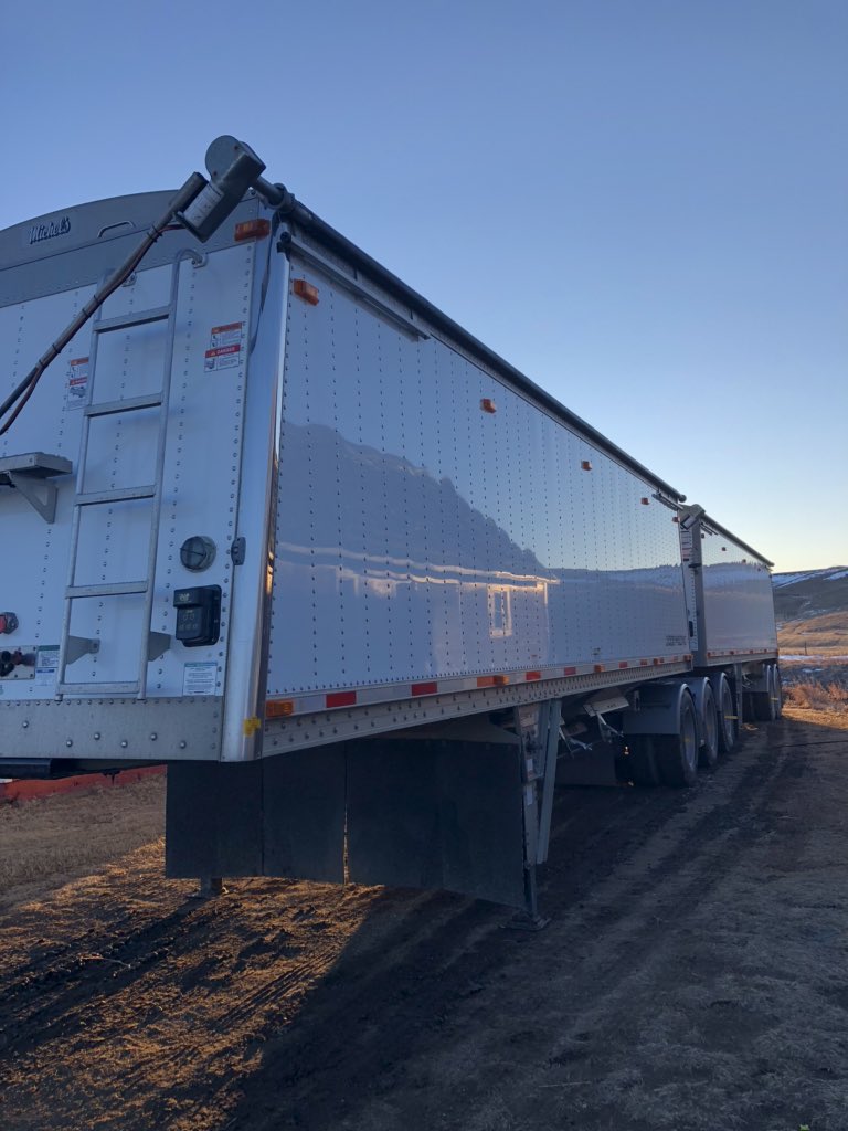 Alright Twitter, Downsizing our fleet. 2018 389 White X15 275km, 2004 379L flattop 550 Single turbo cat 2.7km. 1998 doepker liquid trailers, 2018 Lode King AHV elec tarps and tiremaxx. All with fresh safety. DM for more info!