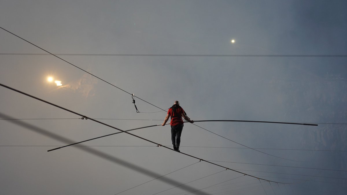 NikWallenda's tweet photo. Overcoming fear. #VolcanoLivewithNikWallenda https://t.co/vfj2AeQwai