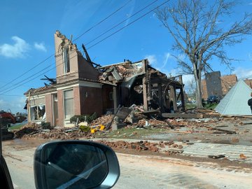 shreyas_school's tweet photo. Tornadoes Kill 25 in Tennessee, Shredding Buildings in Nashville Area https://t.co/0TJZpiLYwn