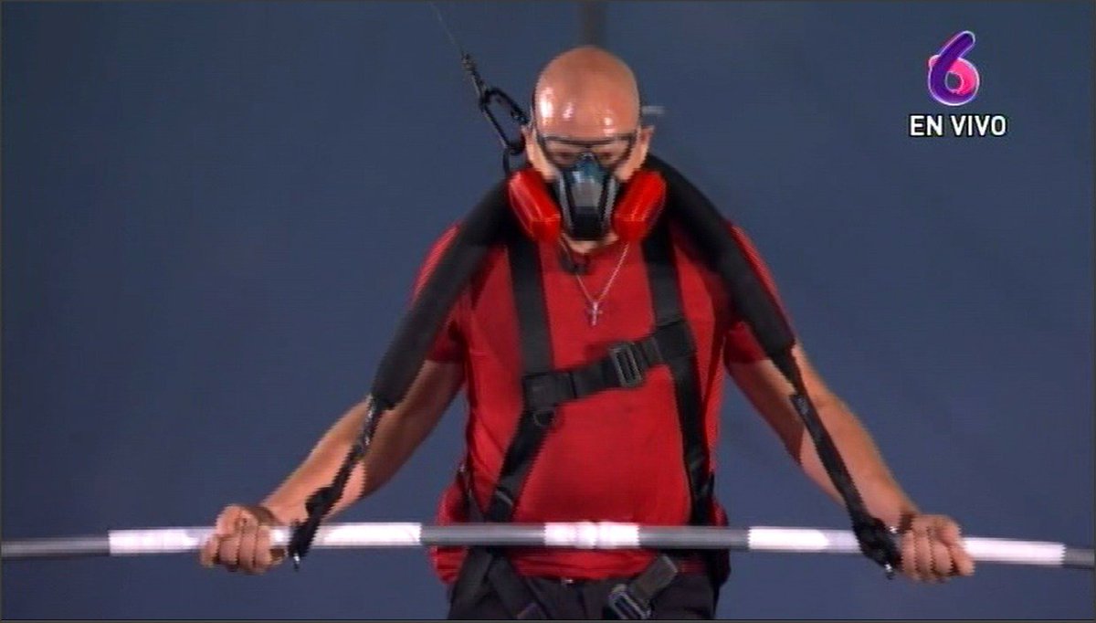 LaSandino's tweet photo. #TeContamos ¡Lo logró! 

El acróbata estadounidense @NikWallenda, logra cruzar el #VocalMasaya, superando su propio récord y asi obtiene otro título mundial.

El pueblo nicaragüense celebra y saluda la hazaña del experto.

#FelicidadesNikWallenda 

#VolcanoLivewithNikWallenda https://t.co/dUZEf7dBHx