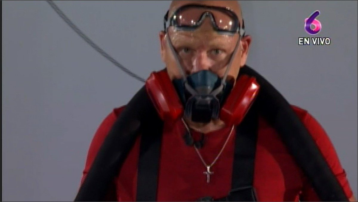 LaSandino's tweet photo. #TeContamos ¡Lo logró! 

El acróbata estadounidense @NikWallenda, logra cruzar el #VocalMasaya, superando su propio récord y asi obtiene otro título mundial.

El pueblo nicaragüense celebra y saluda la hazaña del experto.

#FelicidadesNikWallenda 

#VolcanoLivewithNikWallenda https://t.co/dUZEf7dBHx