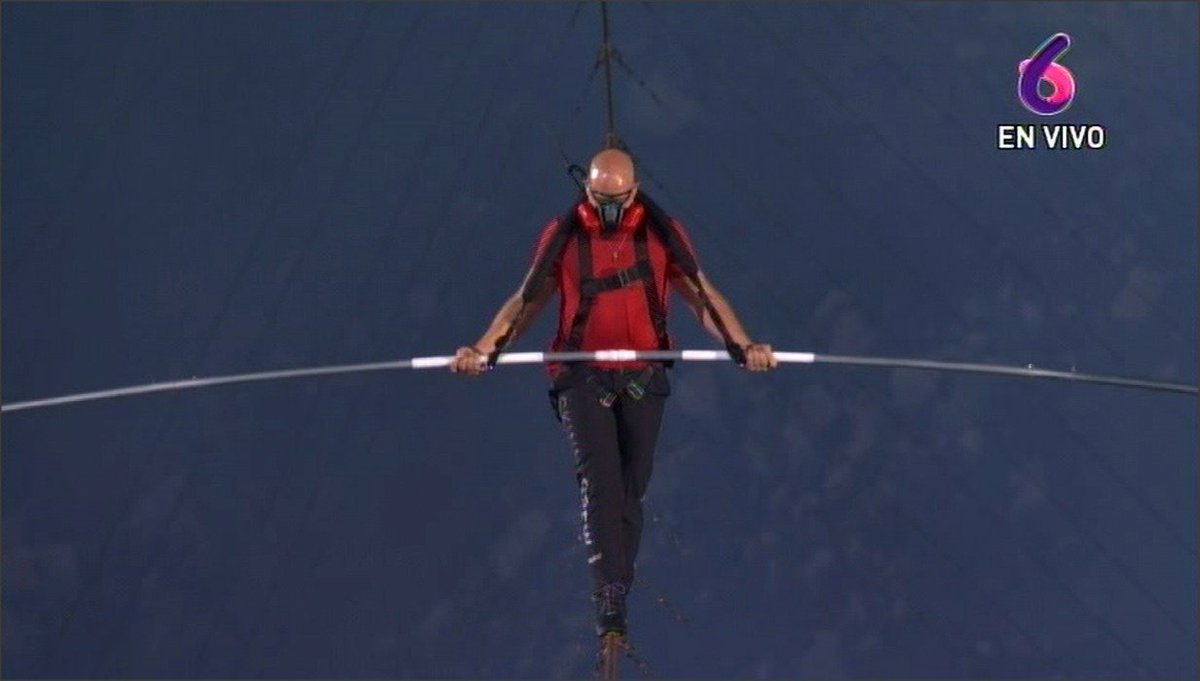 LaSandino's tweet photo. #TeContamos ¡Lo logró! 

El acróbata estadounidense @NikWallenda, logra cruzar el #VocalMasaya, superando su propio récord y asi obtiene otro título mundial.

El pueblo nicaragüense celebra y saluda la hazaña del experto.

#FelicidadesNikWallenda 

#VolcanoLivewithNikWallenda https://t.co/dUZEf7dBHx