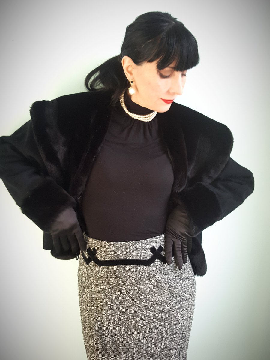 ZorikaZr's tweet photo. Some more new on my website #vintage pieces as usual pristine, #Cashmere & #wool French faux fur shawl collar (#1980s does #1950s), '80s real leather faux fur leopard collar (#wool #tribly hats also available) & edgy patent #leather/#sheepskin jacket by Guess. #fashion #style https://t.co/sZ8AYrfJTV