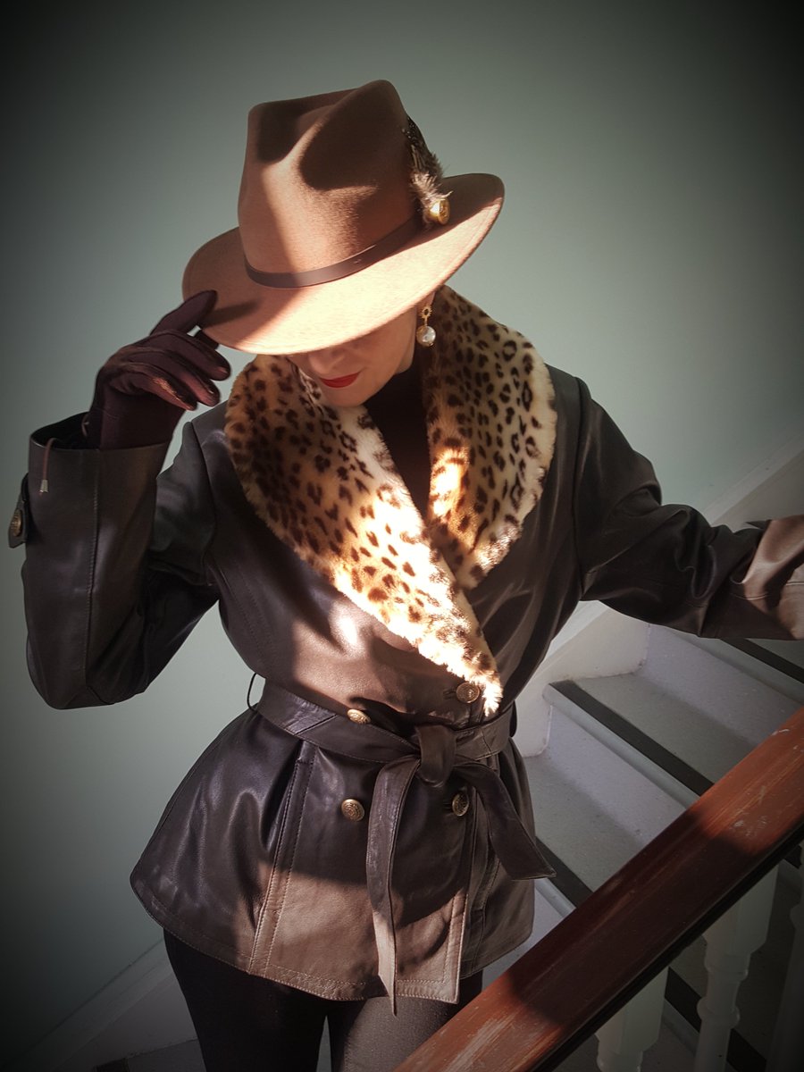 ZorikaZr's tweet photo. Some more new on my website #vintage pieces as usual pristine, #Cashmere & #wool French faux fur shawl collar (#1980s does #1950s), '80s real leather faux fur leopard collar (#wool #tribly hats also available) & edgy patent #leather/#sheepskin jacket by Guess. #fashion #style https://t.co/sZ8AYrfJTV