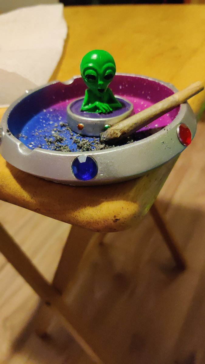 Daniel420Asaur's tweet photo. Getting high outta this world with my new ash tray 😁😏👌🏼 https://t.co/f6WgIxtrHE
