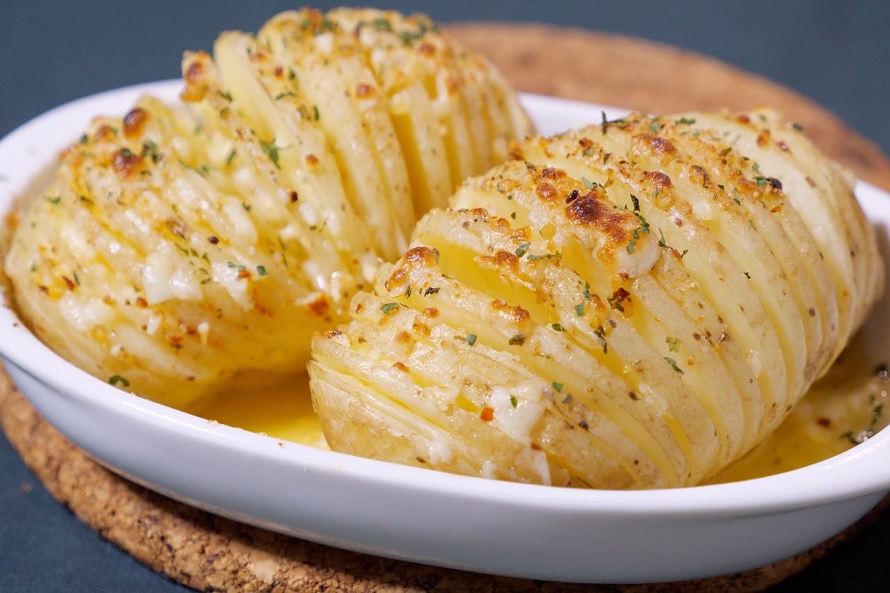 Kattyanneru かっちゃんねる 一般人 久しぶりのレシピ投稿 トースターとレンジで作れる 新じゃがいもでハッセルバックポテト 新じゃがいも 2個 バター マーガリン g すりおろしにんにく 小さじ1 2ほど ハーブソルト 適量 ミックス